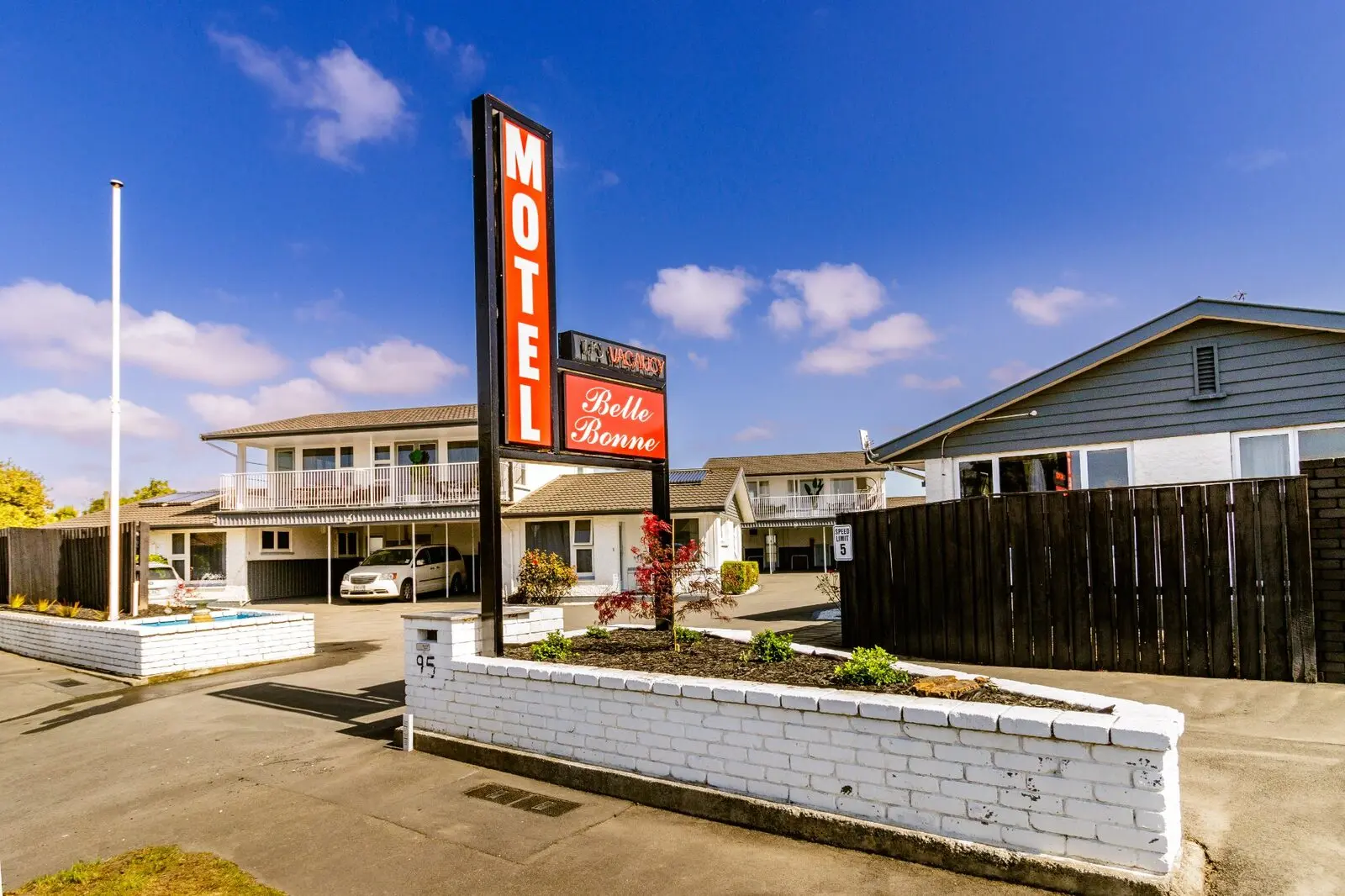 Belle Bonne Motel entrance signage