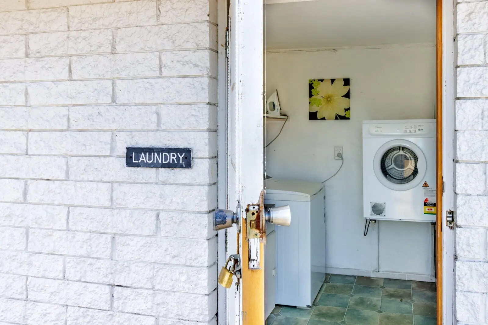 Belle Bonne Motel self-service laundry