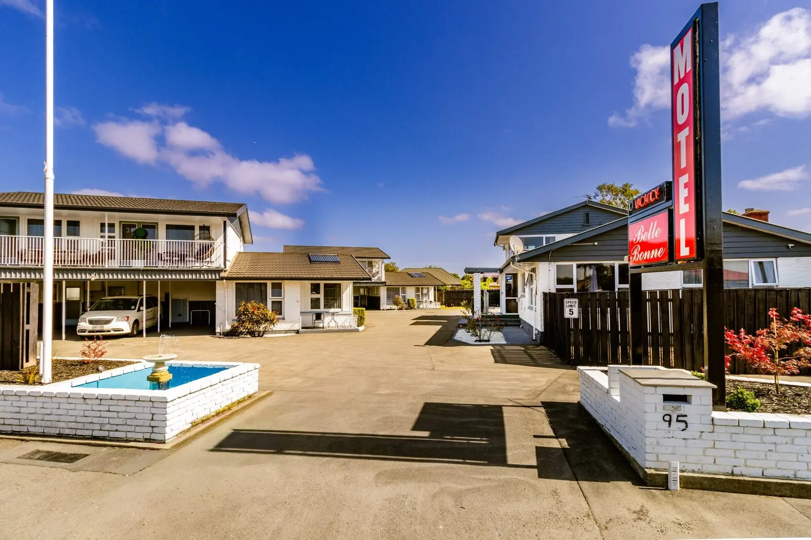 Belle Bonne Motel road signage
